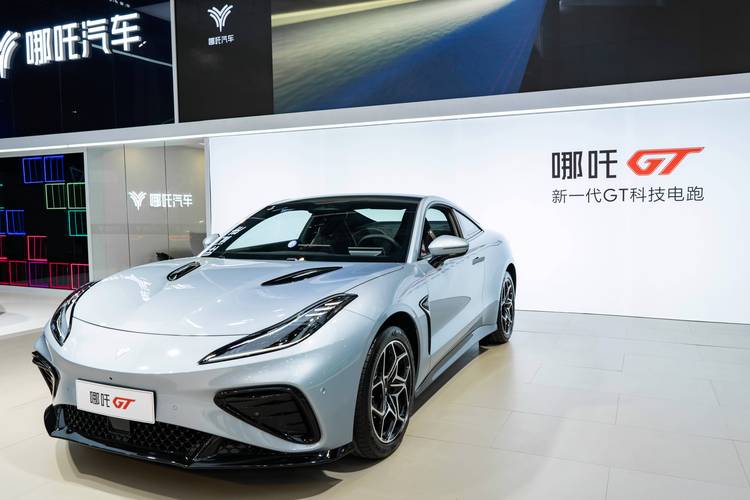 深圳121哪吒汽车在智能汽车领域的表现，领途汽车在新能源汽车市场中的影响力